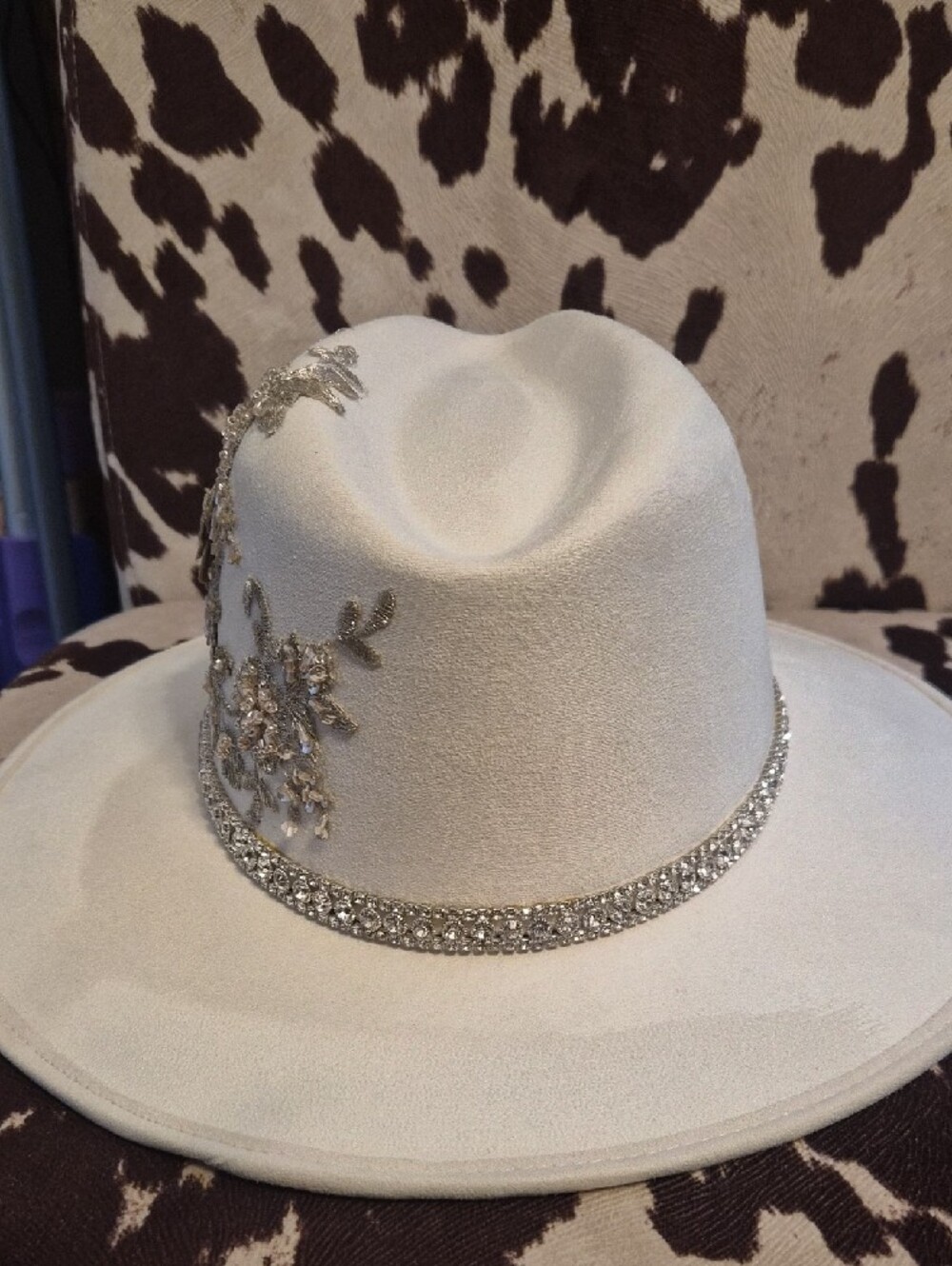 🩶Upscale Cream Hat with Metallic Floral Trim And Rhinestone Band🩶 - Picture 4 of 11